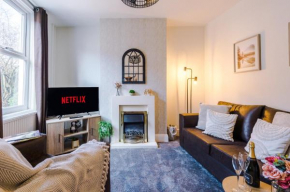 Bright 2-bed cottage in Chester by 53 Degrees Property, ideal for Couples & Small groups, City Centre - Sleeps 6